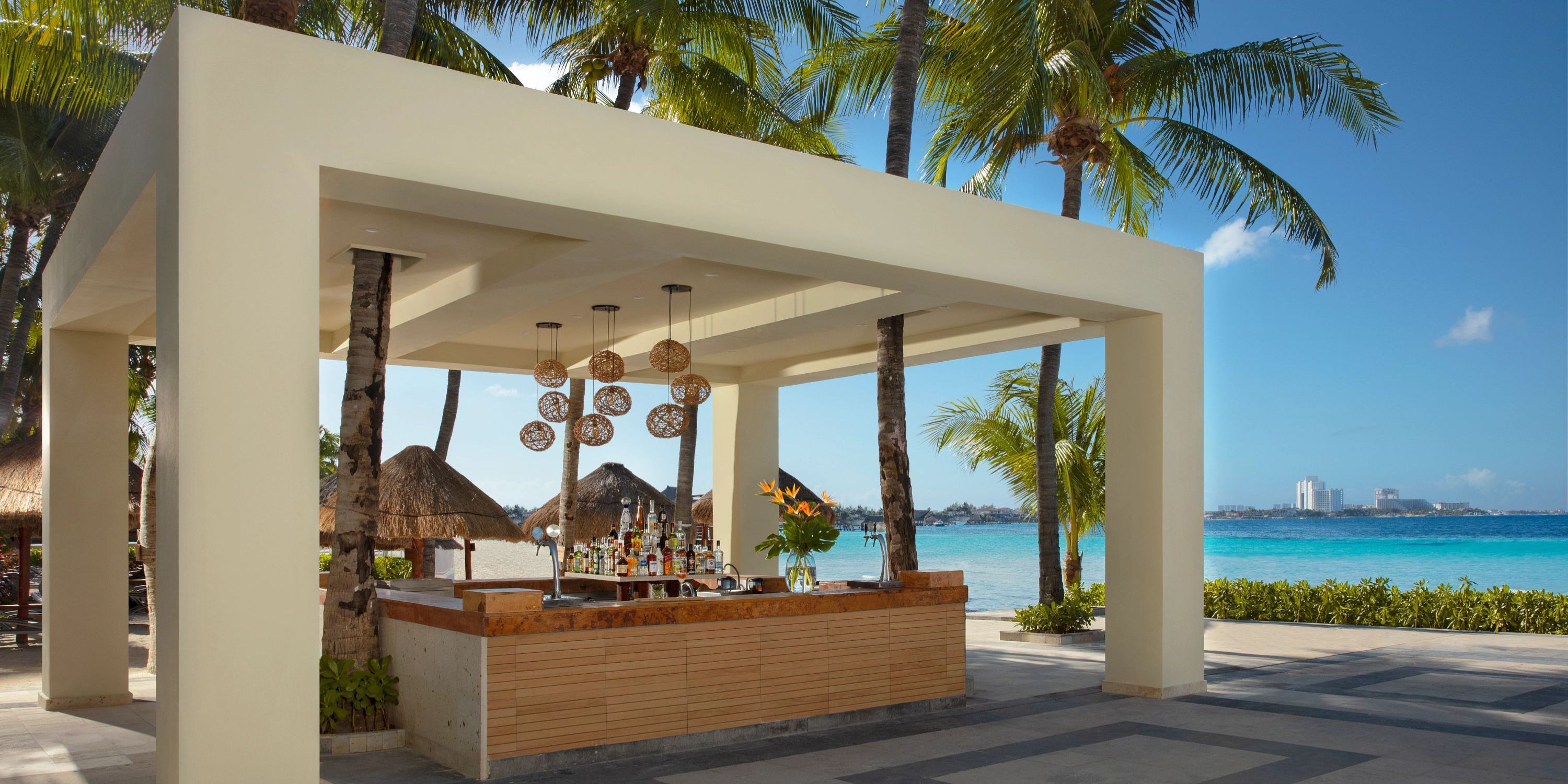 Dreams Sands Cancun Barracuda Bar